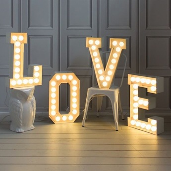 applique-murale-vegaz-lettre-v-blanc-h60cm-seletti-normal